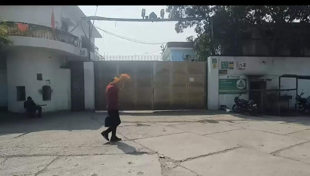 रिमझिम इस्पात में 48 घंटे से अभिलेख खंगालने में जुटी एसजीएसटी की टीम