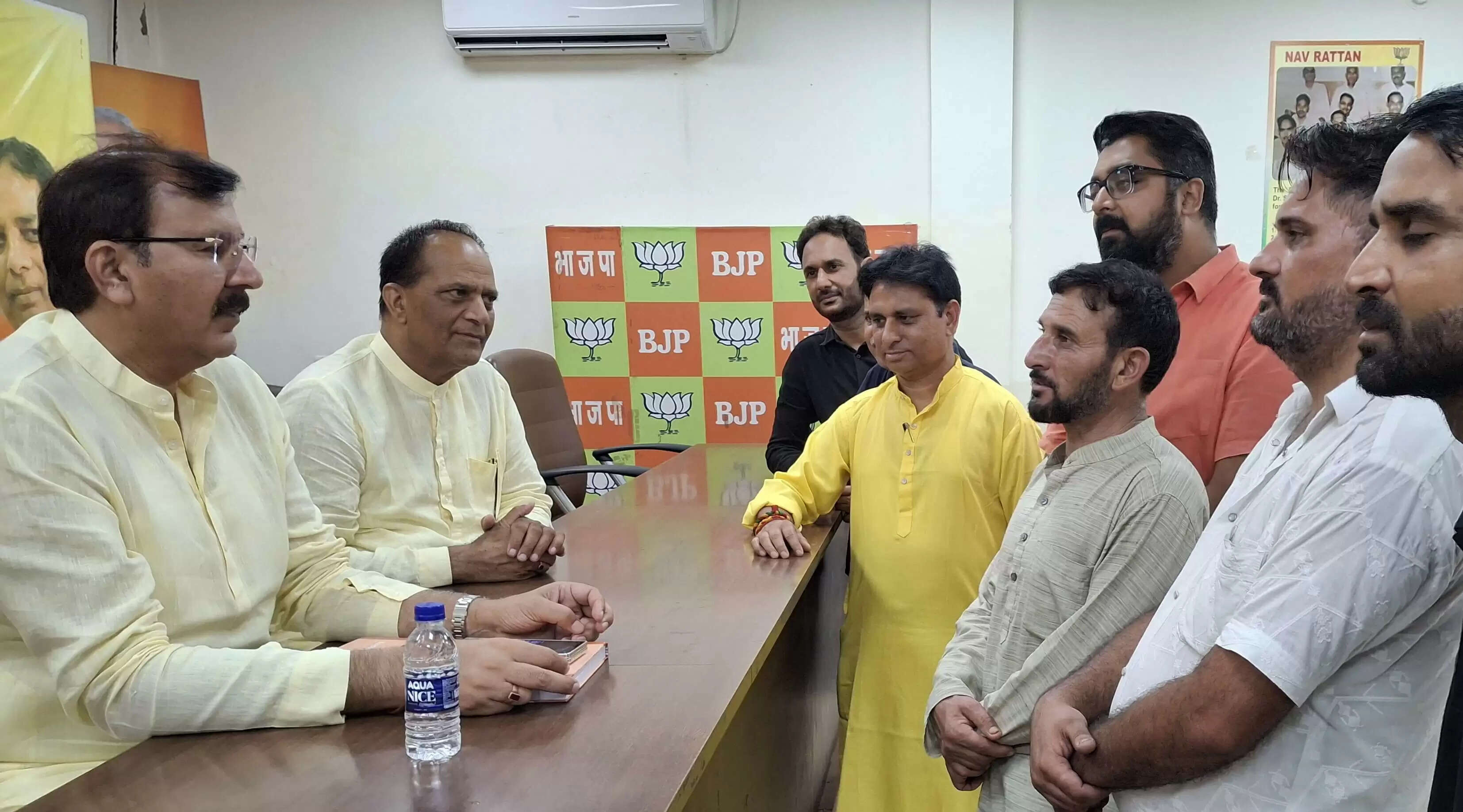 प्रो. घारू राम और अरविंद गुप्ता ने भाजपा मुख्यालय में जनता दरबार लगाया