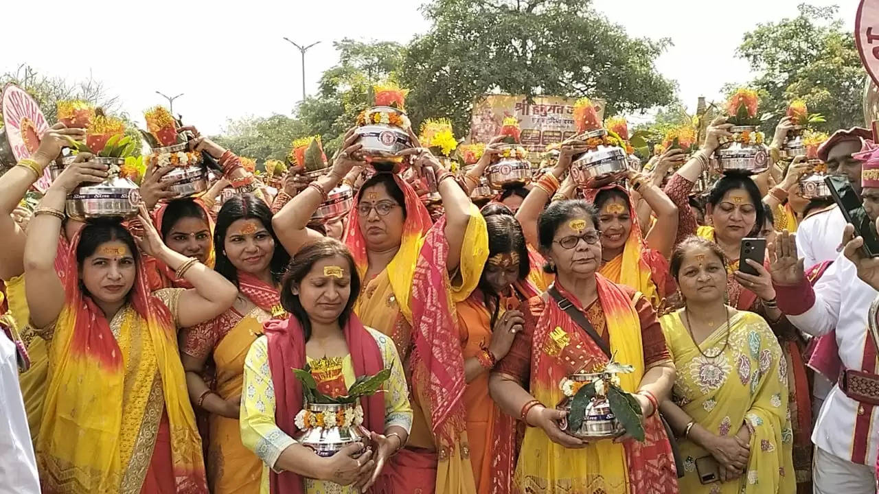 पंडित धीरेंद्र शास्त्री का लगेगा दरबार,गाजे बाजे के साथ निकली भव्य कलश यात्रा