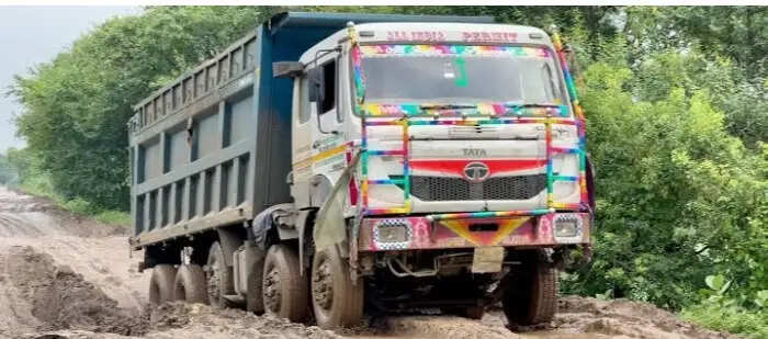 भारी वाहनों की आवाजाही से बदहाल हुईं मैहर की ग्रामीण सड़कें, मरम्मत और जवाबदेही पर सवाल