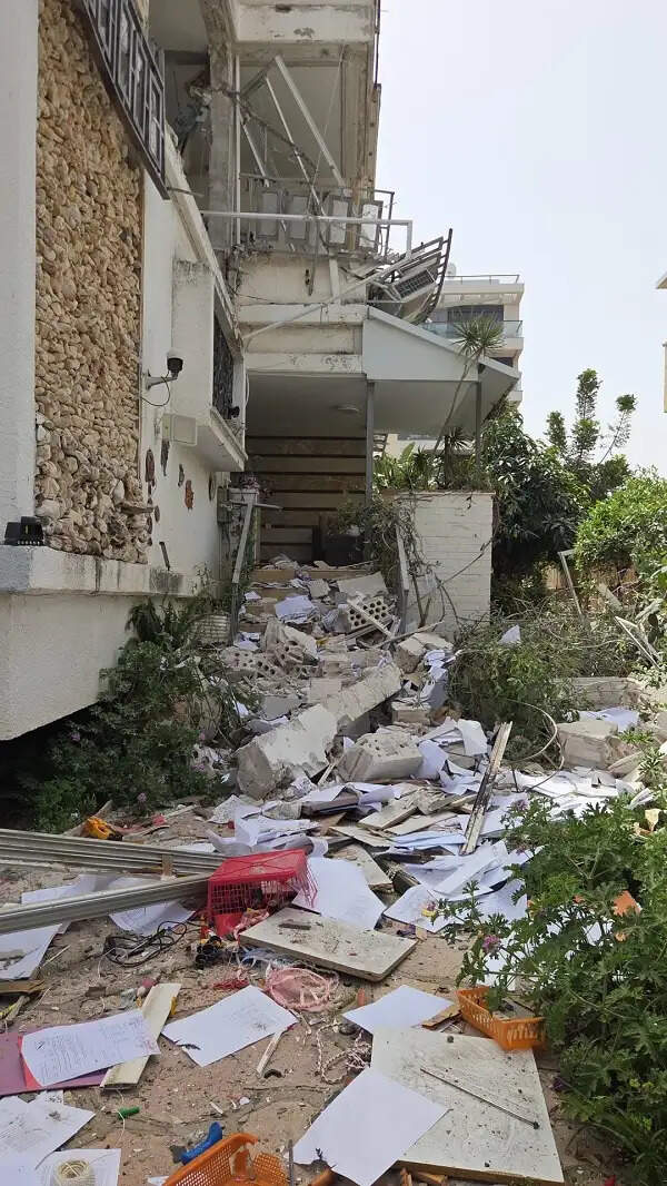 इजराइल के&nbsp;सैन्य और औद्योगिक केंद्रों पर ईरान ने दागे बैलिस्टिक मिसाइल और ड्रोन