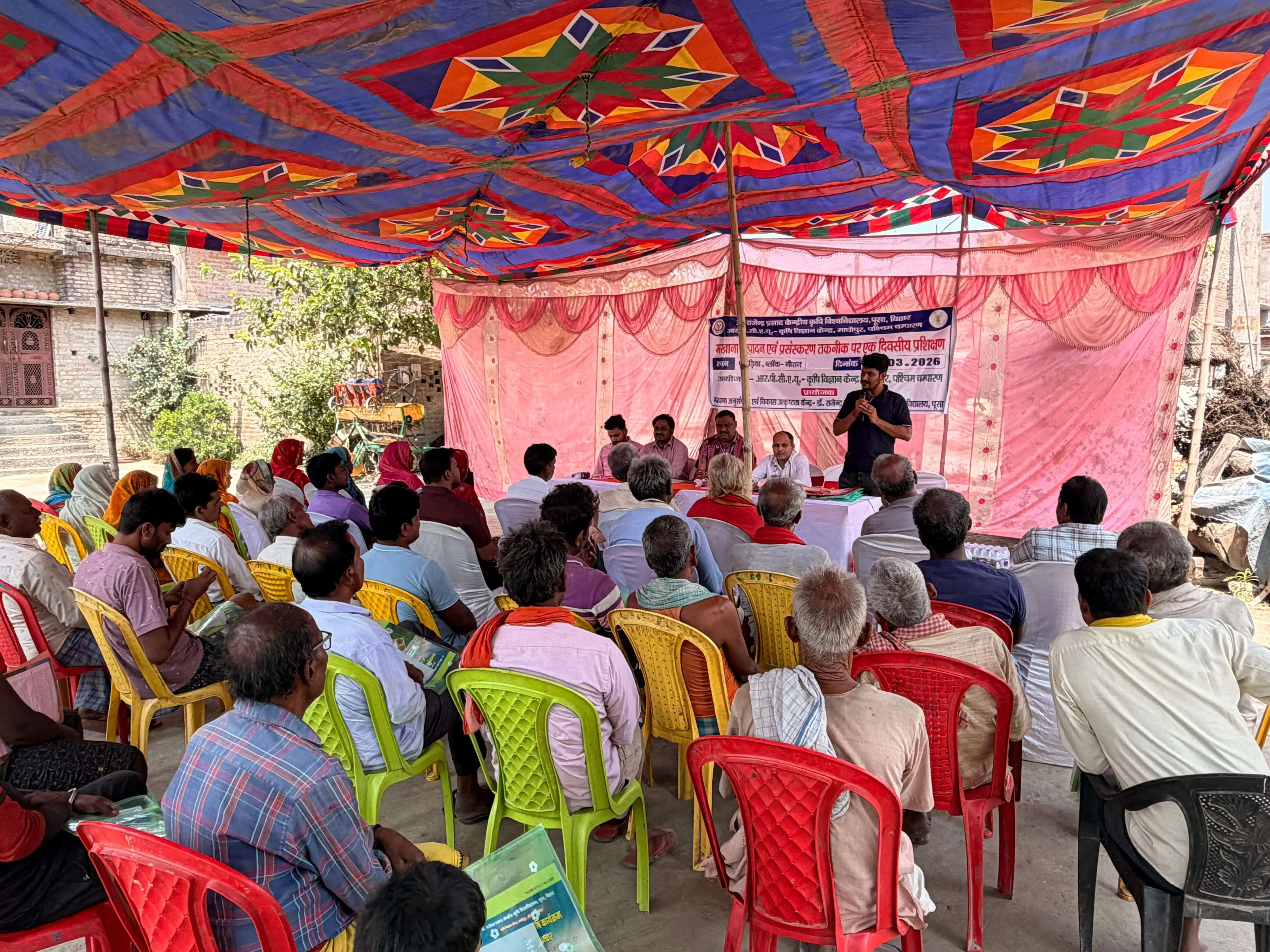 मखाना उत्पादन से बदलेगी किसानों की तकदीर, वैज्ञानिकों का मखाना खाना पर हुई चर्चा