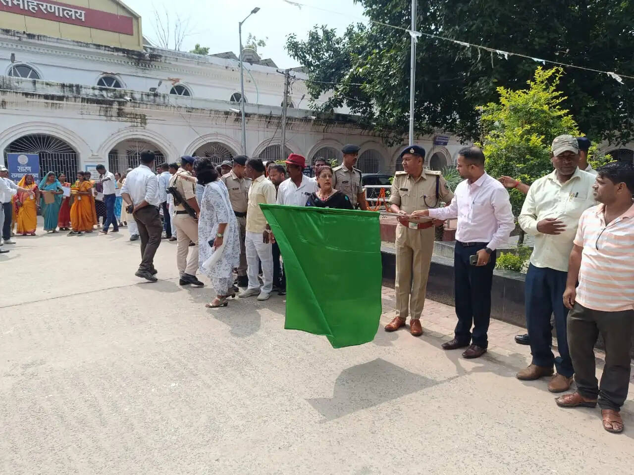सारण में संत रविदास की 650वीं जयंती पर निकली कलश यात्रा, जिलाधिकारी ने दिखाई हरी झंडी