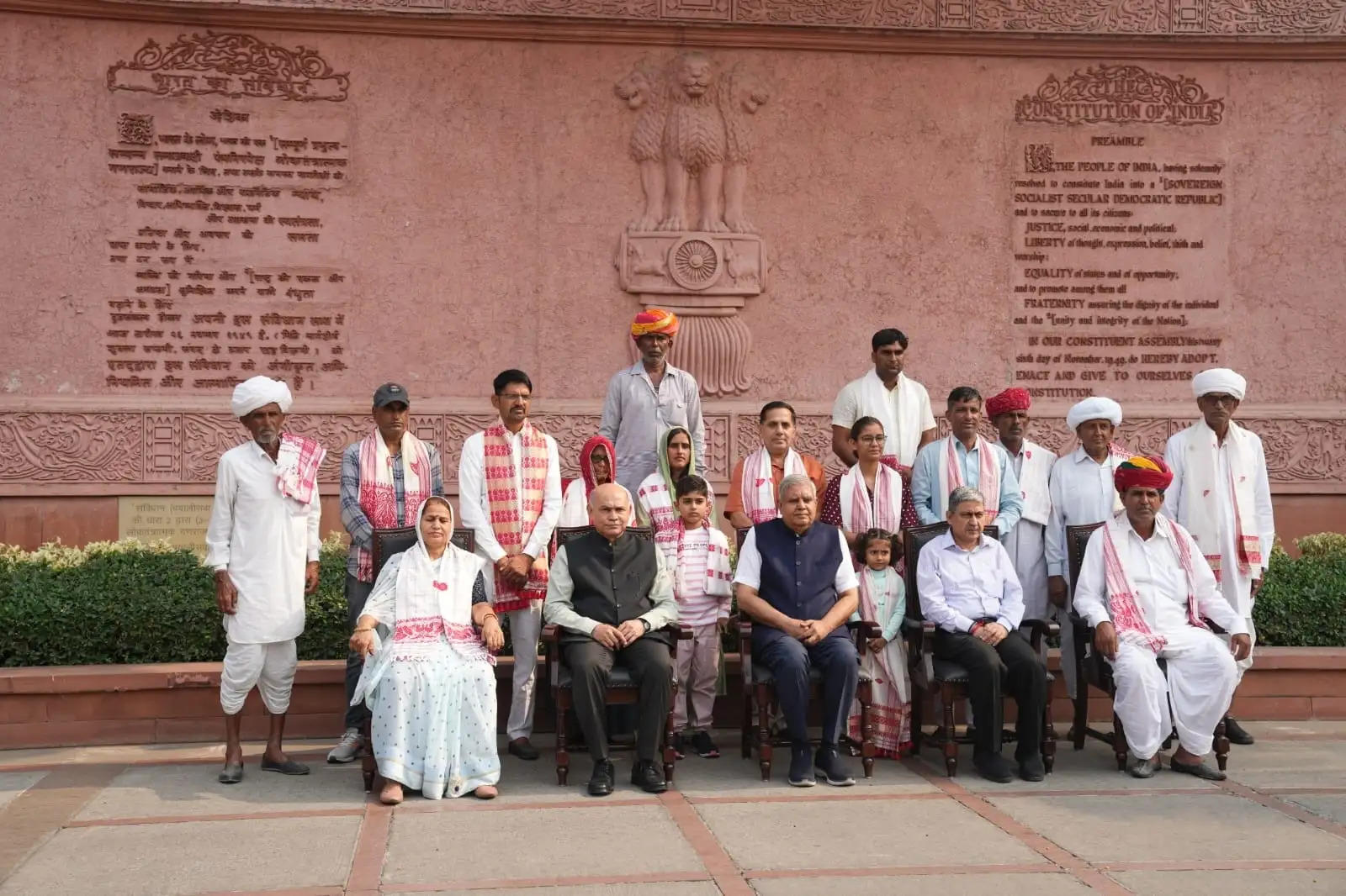 राजस्थान के किसान रामू लाल ने परिवार समेत उपराष्ट्रपति से की मुलाकात