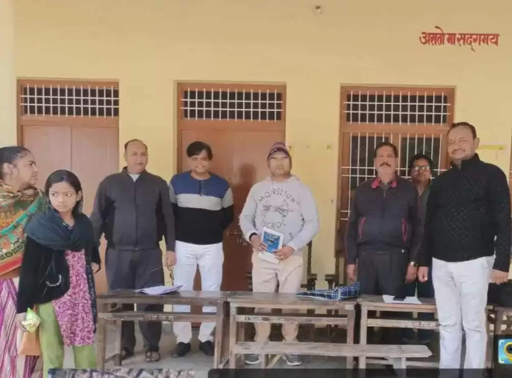 हाथरस में एईआरओ ने किया बूथों का निरीक्षण