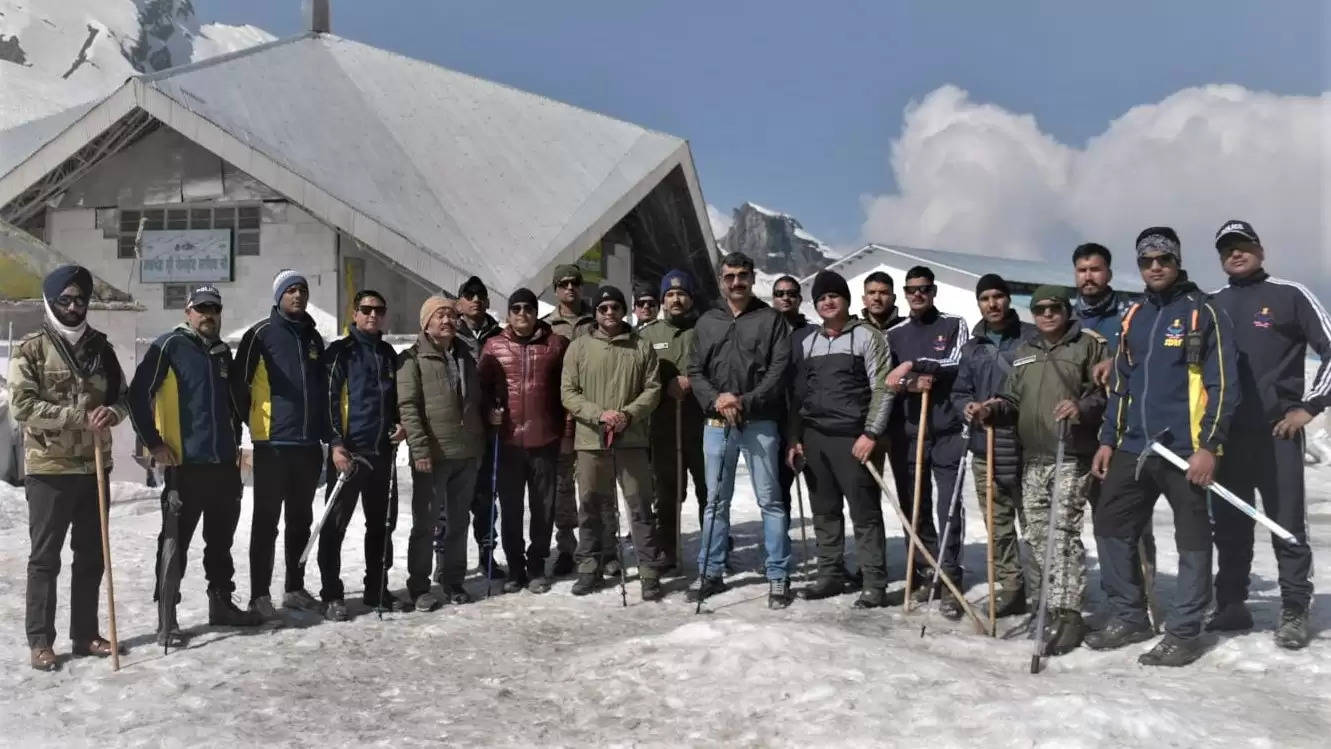 डीएम ने पैदल पहुंचकर हेमकुंड यात्रा व्यवस्थाओं का लिया जायजा