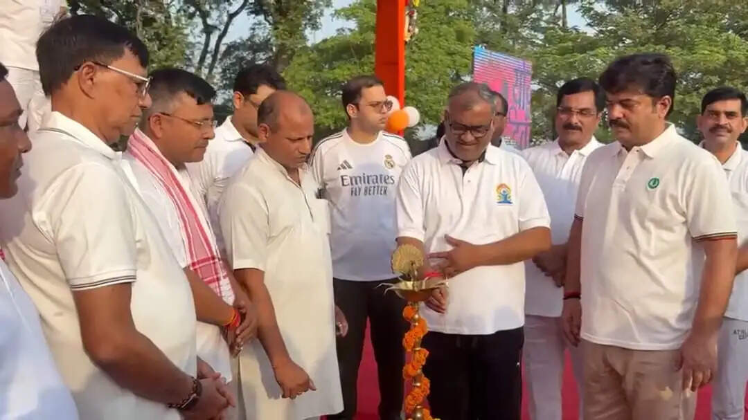 योग केवल व्यायाम नहीं, बल्कि स्वस्थ जीवन जीने की एक संपूर्ण पद्धति है: गिरीश चंद्र यादव