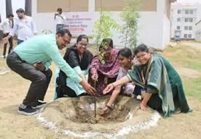 महायोगी गोरखनाथ विवि में पौधरोपण कर मनाया विश्व पर्यावरण दिवस