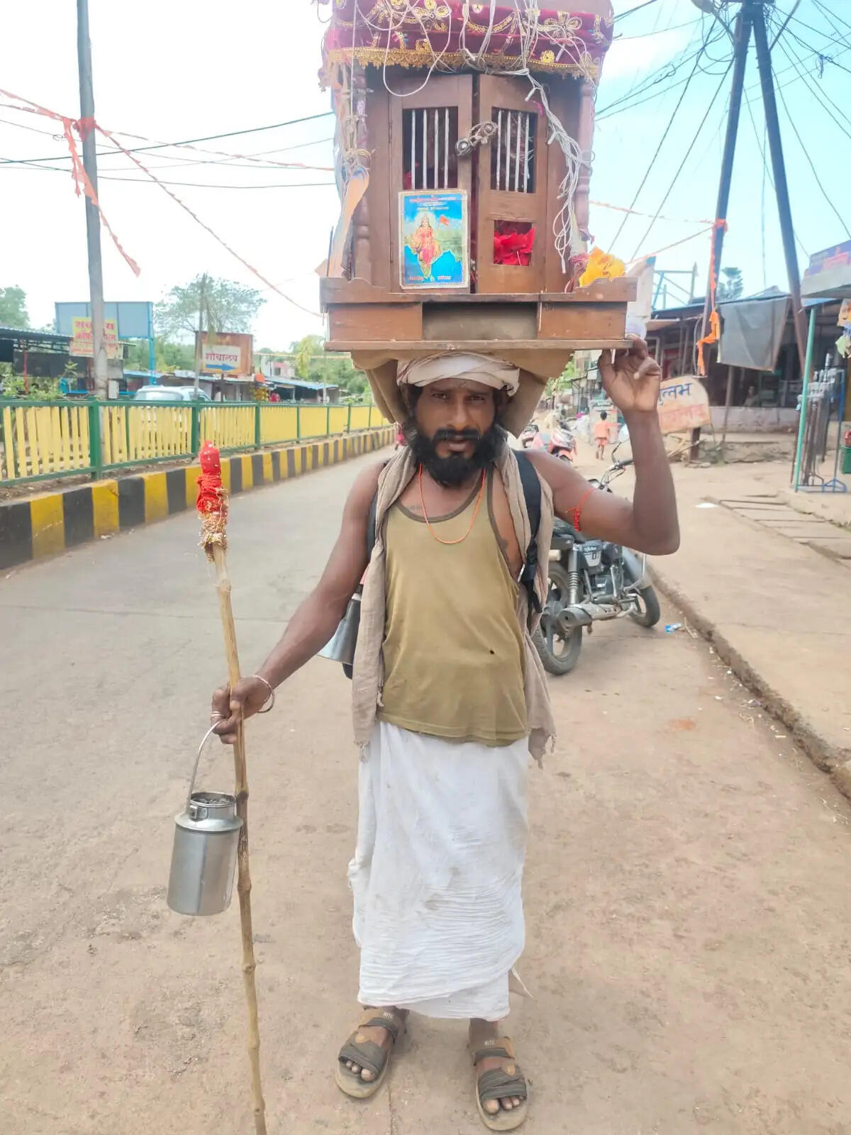 अनूपपुर: सिर पर मंदिर रख नर्मदा परिक्रमा चार महीने की कठिन पदयात्रा करते अमरकंटक पहुंचे रहे प्रीतपाल