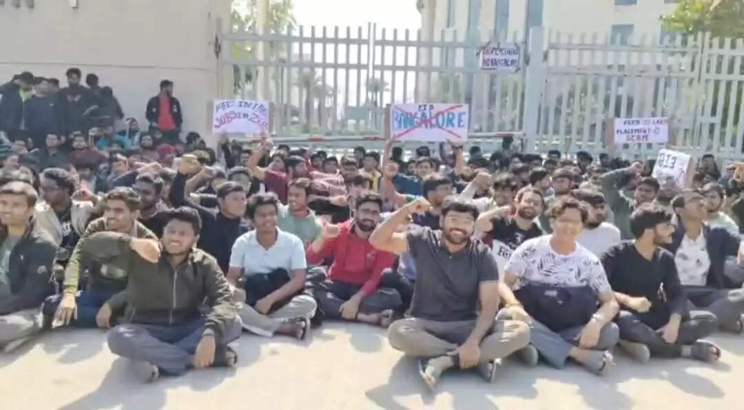 प्लेसमेंट&nbsp;की&nbsp;मांग&nbsp;काे&nbsp;लेकर&nbsp;आरजीआईपीटी&nbsp;के&nbsp;छात्रों&nbsp;ने&nbsp;दिया&nbsp;धरना