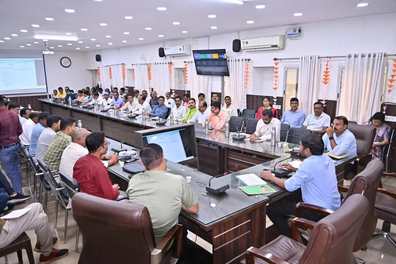 शिक्षा व्यवस्था सुदृढ़ करने कलेक्टर की समीक्षा, नवाचार और प्रशिक्षण पर जोर