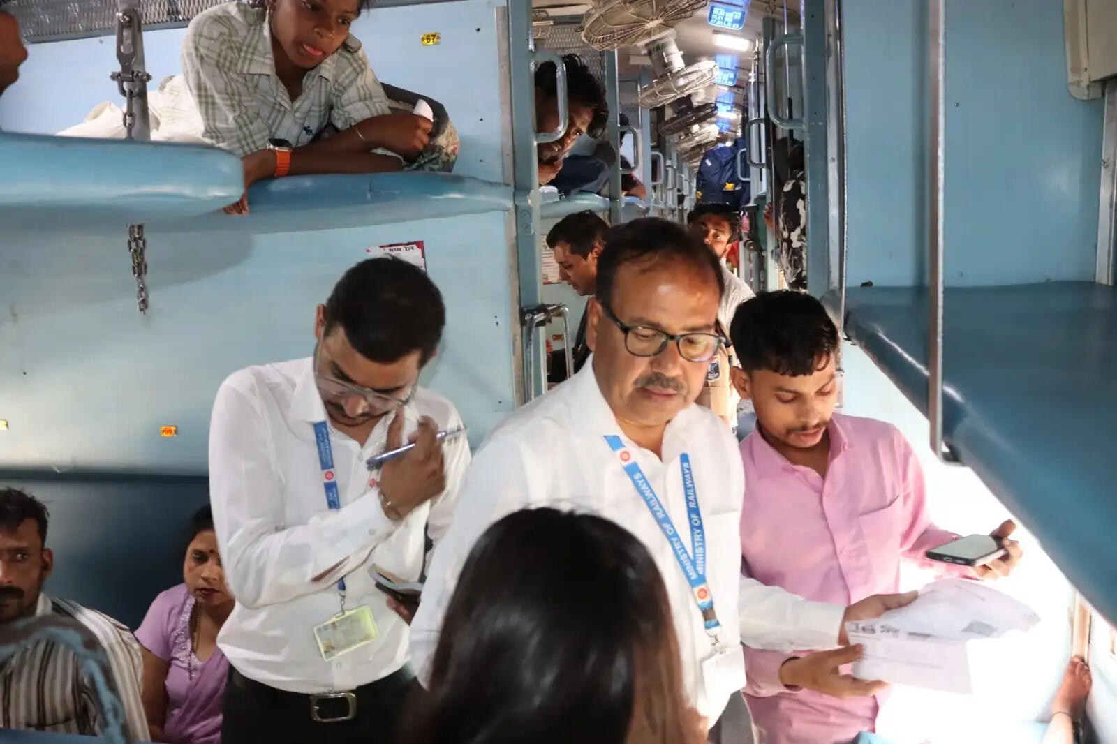 मुरादाबाद रेलवे स्टेशन पर चला किलेबंदी टिकट चेकिंग अभियान, वसूले करीब डेढ़ लाख रुपये