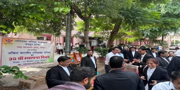 स्थापना दिवस पर लड्डुओं से घुली मिठास, न्यायिक परिवार में दिखी समरसता