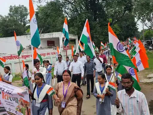 देशभक्ति के रंग में रंगा&nbsp;मध्यप्रदेश: ओंकारेश्वर में 151 नौकाओं की यात्रा,&nbsp;इंदौर में गूंजा वंदे मातरम्