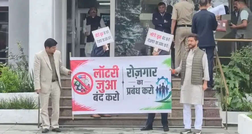 लॉटरी शुरू करने के फैसले के खिलाफ भाजपा विधायकों का विधानसभा परिसर में प्रदर्शन