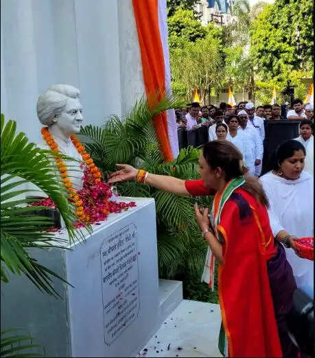 आराधना मिश्रा मोना के पदभार ग्रहण के दौरान आपस में भिड़े कांग्रेस कार्यकर्ता