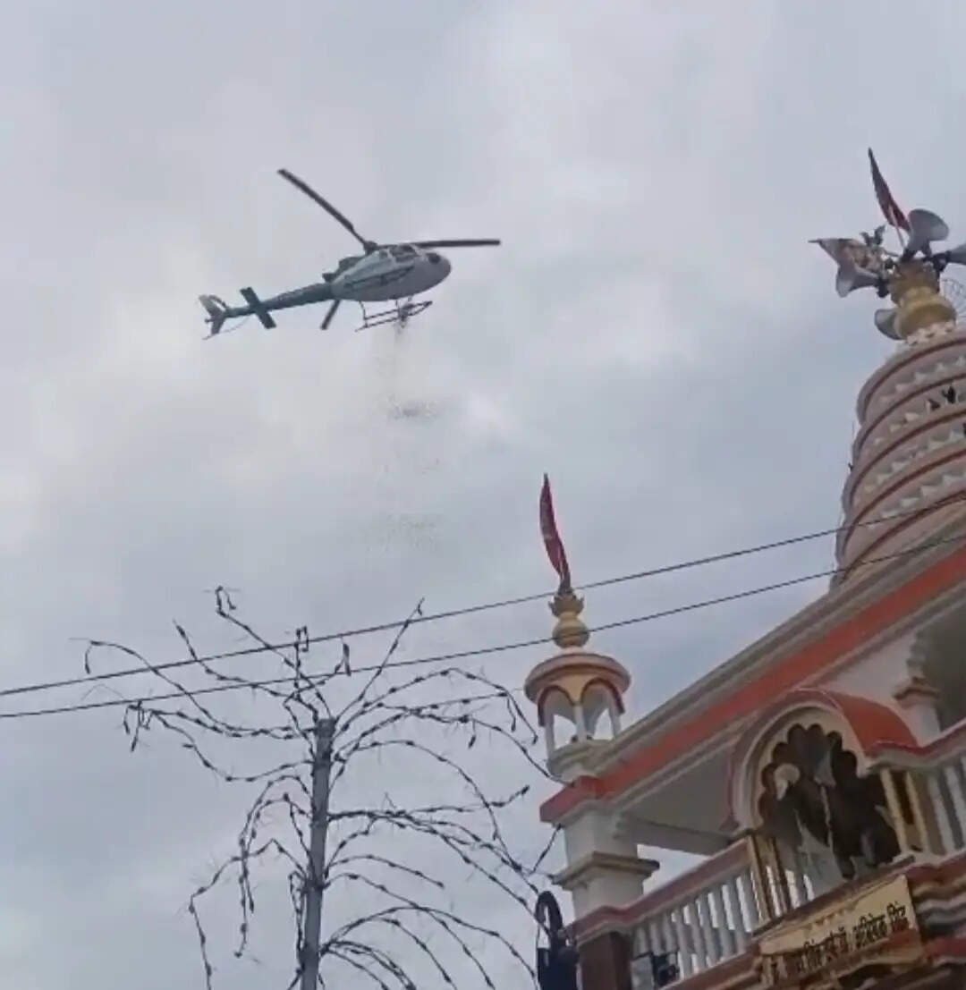विश्व प्रसिद्ध बाबा हरिहरनाथ मंदिर पर तीसरी सोमवारी को हेलीकॉप्टर से हुई पुष्प वर्षा