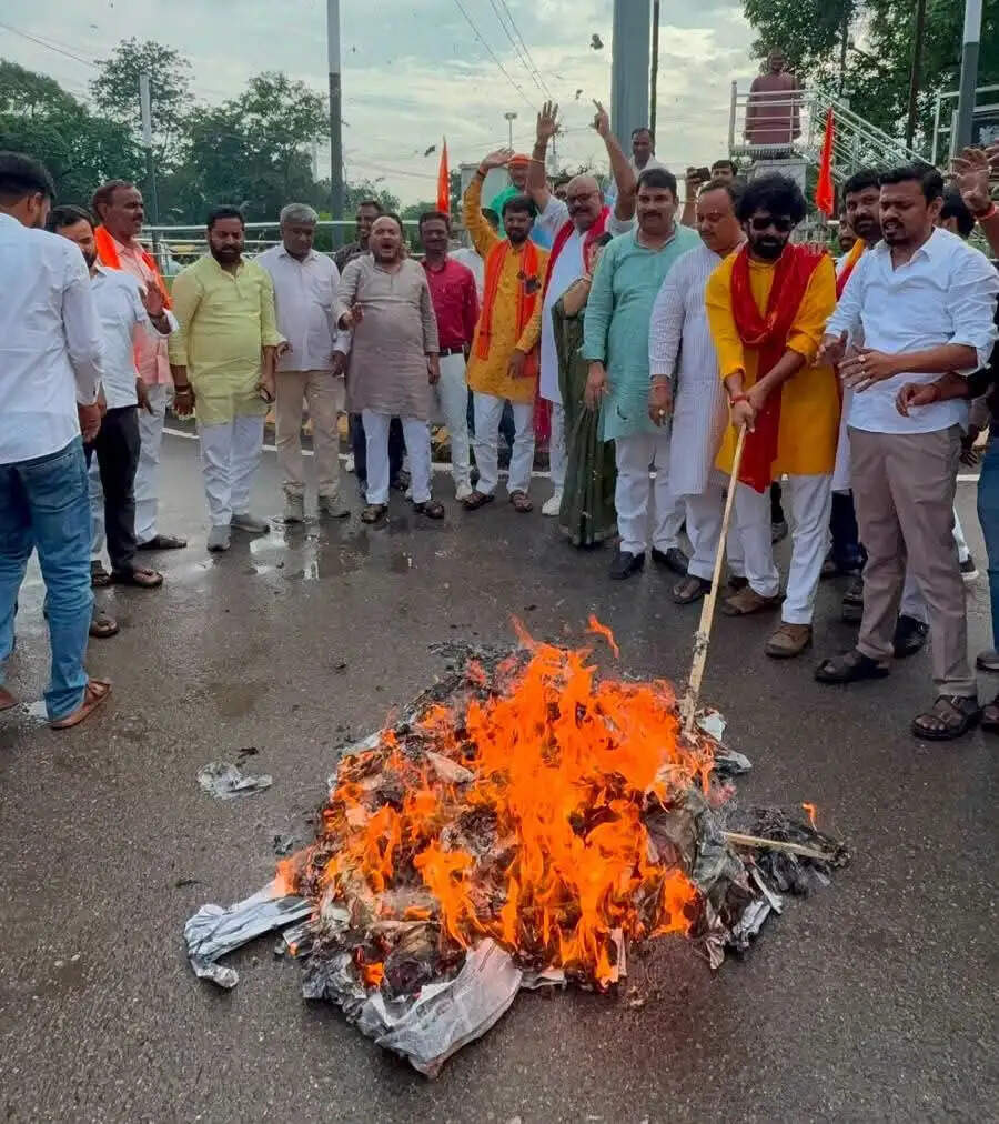 भगवान श्रीराम के कथित अपमान के विरोध में भाजपा कार्यकर्ताओं ने फूंका सांसद पप्पू यादव का पुतला