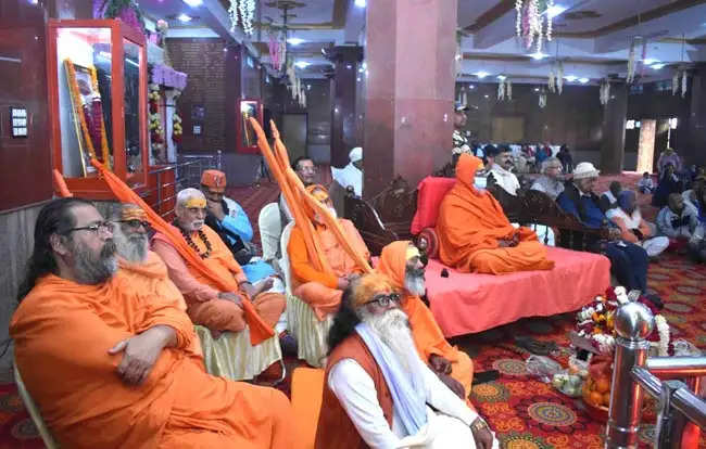 पावन ग्रंथ गीता आज पूरे विश्व का मार्गदर्शन कर रही: शंकराचार्य वासुदेवानंद