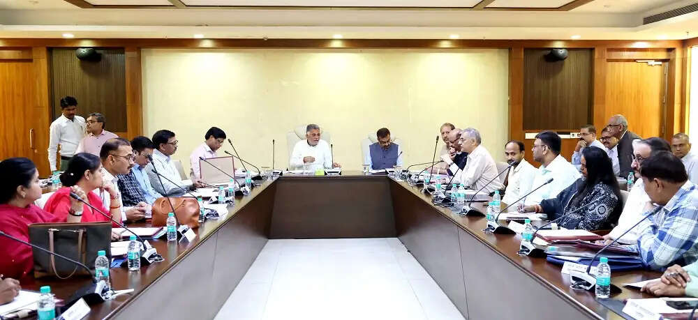 रिक्त शैक्षणिक पदों पर भर्ती शीघ्र पूरी करें, पीएम-उषा की राशि का समय-सीमा में करें उपयोग: मंत्री परमार