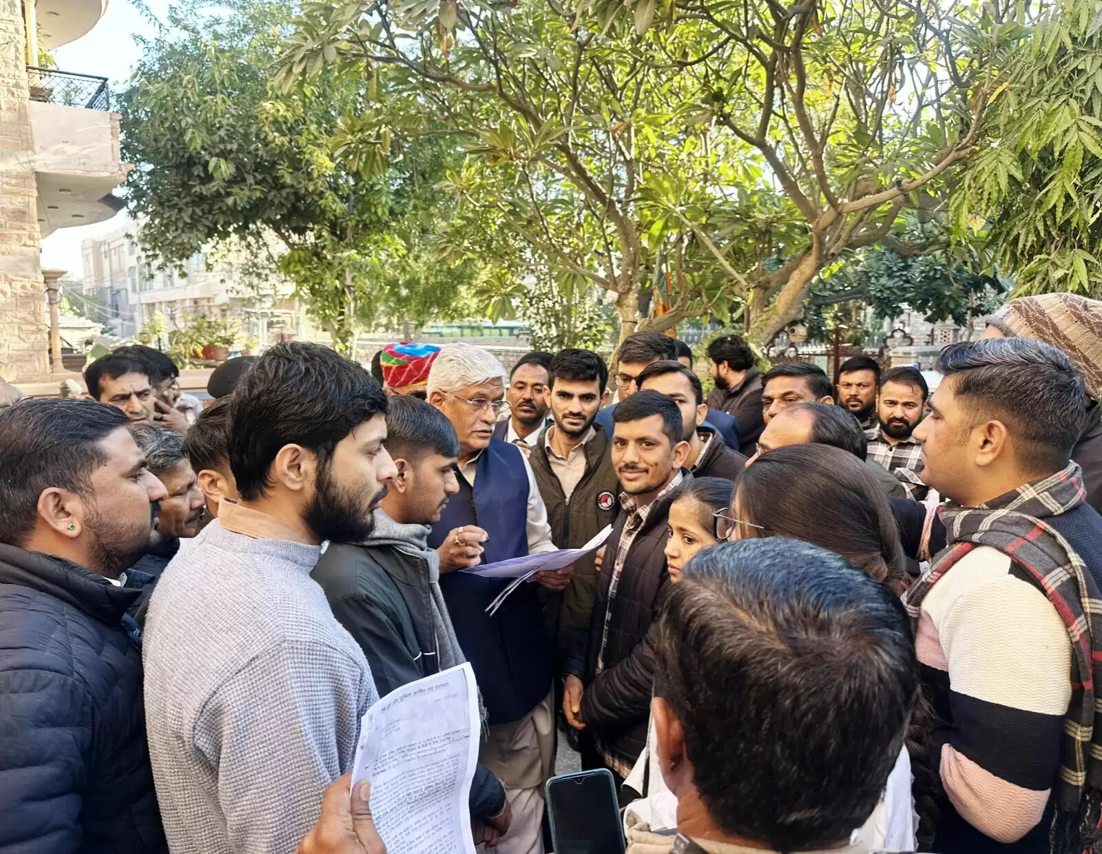 केंद्रीय मंत्री ने सुनी आमजन की समस्याएं, विभिन्न मांगों के सौंपे ज्ञापन