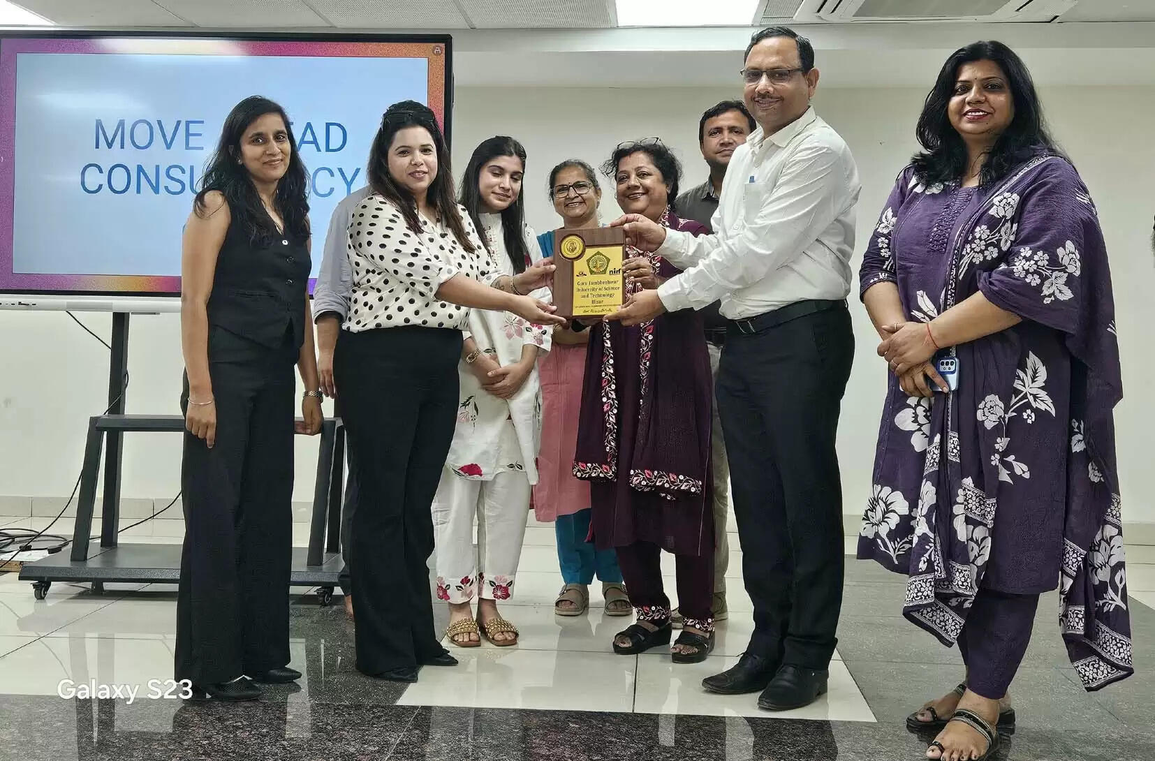 हिसार : गुरु जम्भेश्वर विश्वविद्यालय के दो विद्यार्थी मूव अहेड कंसल्टेंसी में चयनित