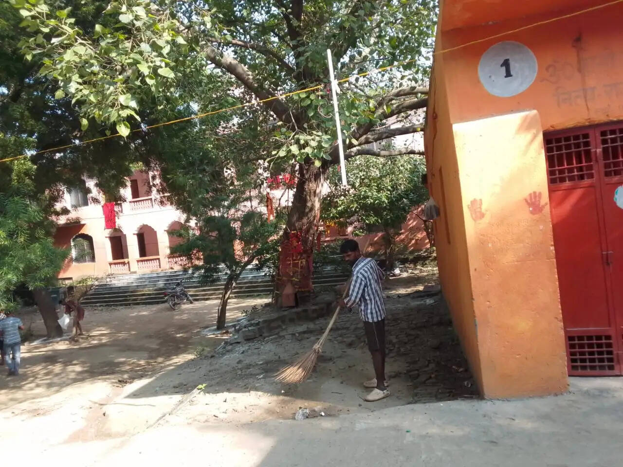 सारण में जिला प्रशासन ने नवरात्र और दुर्गा पूजा को लेकर मंदिरों और पूजा स्थलों पर साफ-सफाई का विशेष अभियान चलाया