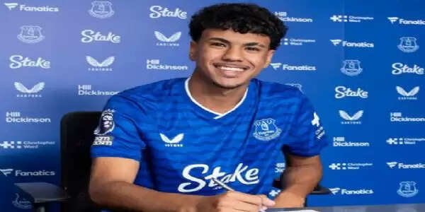 एवर्टन ने युवा मोरक्कन डिफेंडर आदम अजनोउ से किया करार