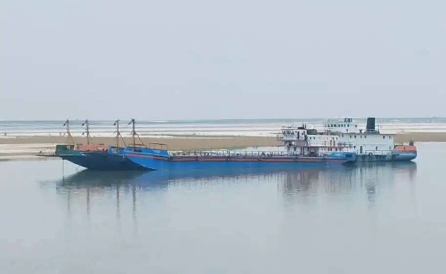 बाबूपुर घाट पर बंद है जहाज का परिचालन, यात्रियों को हो रही परेशानी