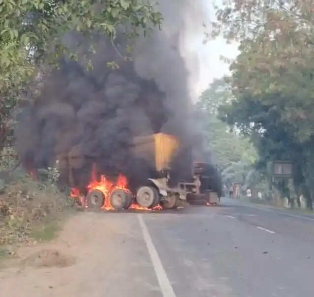 ट्रक और मिनी ट्रक की टक्कर के बीच टक्कर में लगी आग, चालक झुलसा