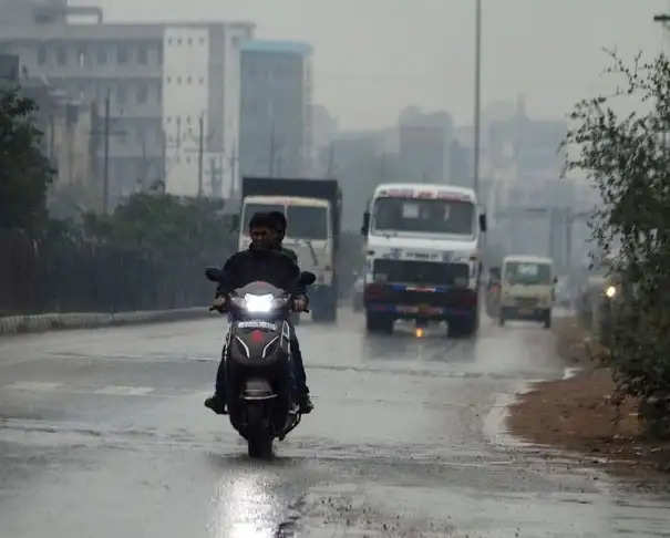 छत्तीसगढ़ में मिचौंग से बदला मौसम, राजधानी सहित कई जिलों में हो रही रिमझिम बारिश