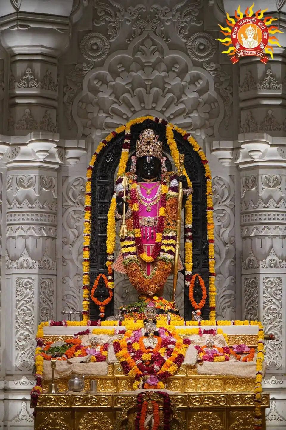राम मंदिर के उत्तुंग शिखर पर लहरा रहा है अयोध्या का गौरवशाली राजध्वज सगर्व