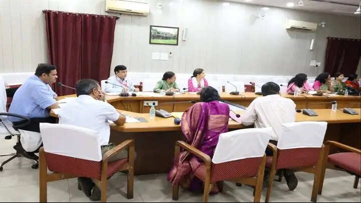 भोपाल संभाग के सभी जिलों में कुपोषण को दूर करने के लिए युद्ध स्तर पर करें प्रयास: संभागायुक्त शर्मा