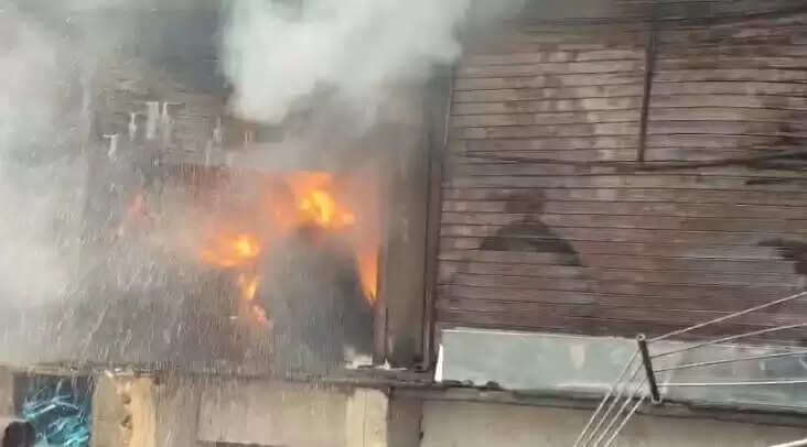 टायर गोदाम में लगी भीषण आग