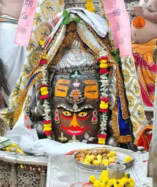 उज्जैन: रजत चंद्र-त्रिशूल और मुकुट से सजे बाबा महाकाल, भस्म अर्पित कर किया दिव्य श्रृंगार