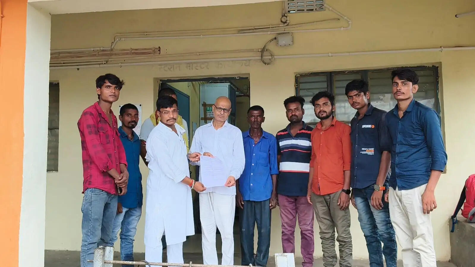 गढ़ बरूआरी स्टेशन पर रेल सुविधाओं को लेकर युवा कांग्रेस का प्रदर्शन