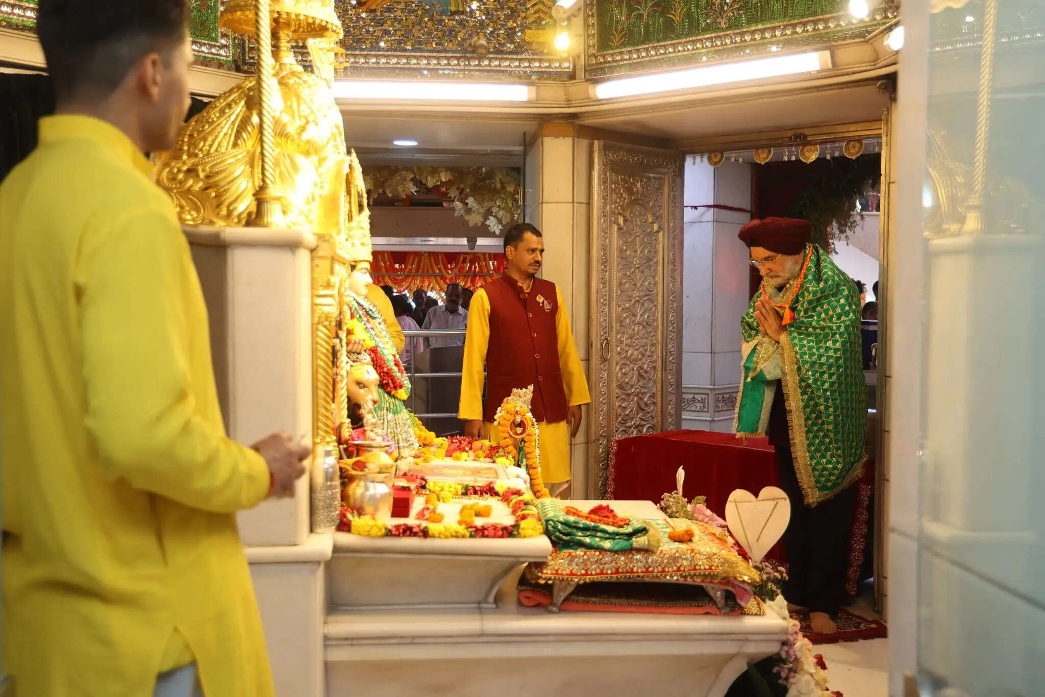 दिल्ली के उपराज्यपाल ने झंडेवाला मंदिर में की पूजा-अर्चना