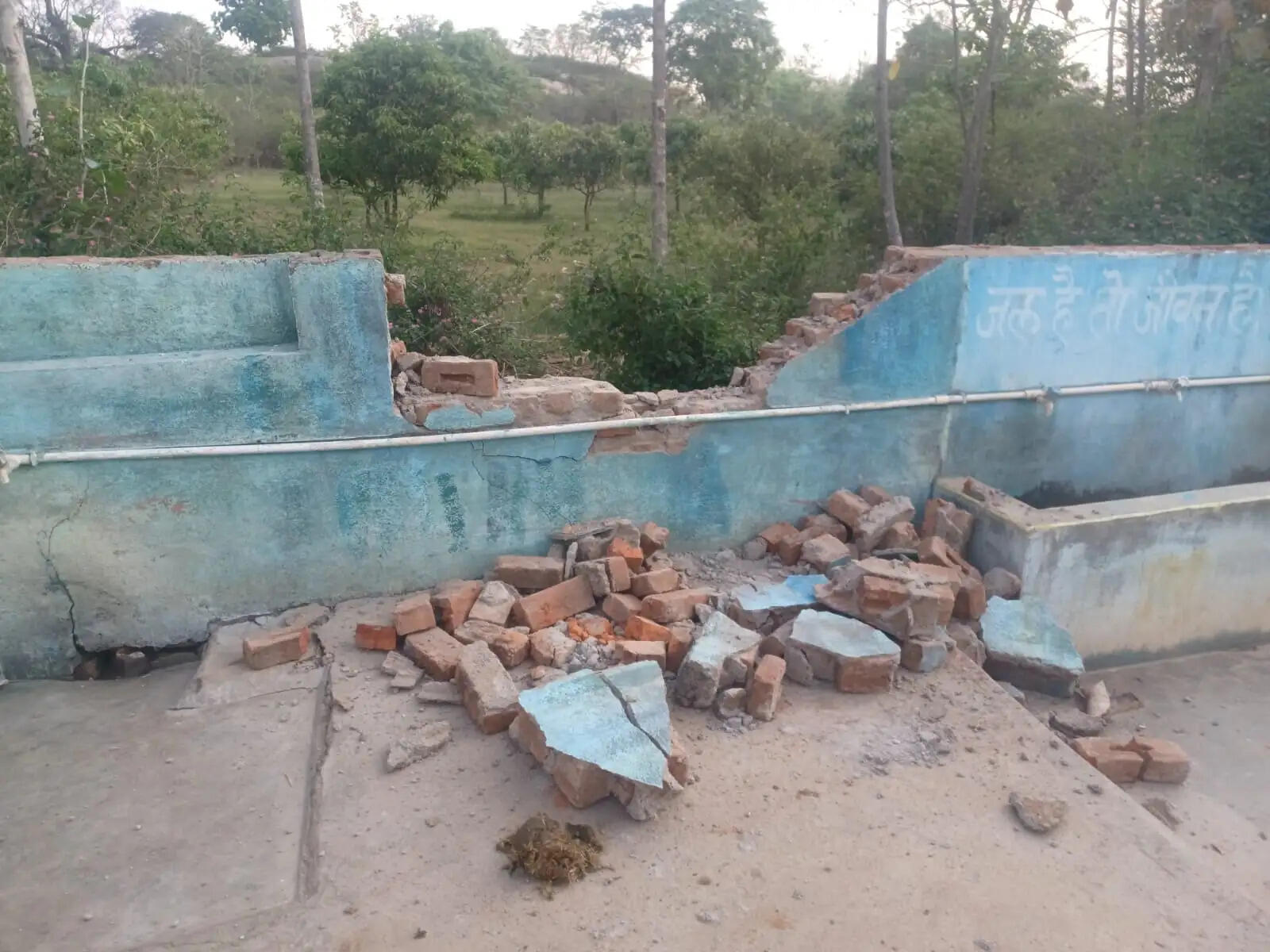 हाथियों का झुंड ने स्कूल पर धावा बोलकर तोडी बाउंड्री, खाए चावल