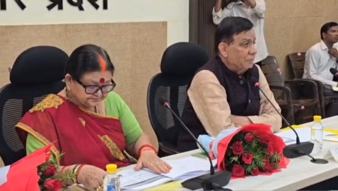 विकास कार्यों में लापरवाही पर सतीश महाना ने अधिकारियों को दिए सख्त निर्देश