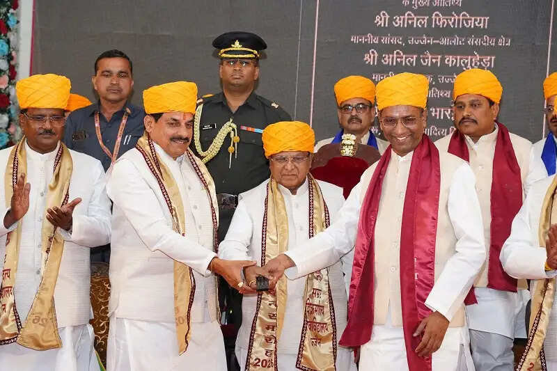 दीक्षा प्राप्त करने के बाद विद्यार्थी समाज और देश के विकास में सहयोग दें: राज्यपाल पटेल