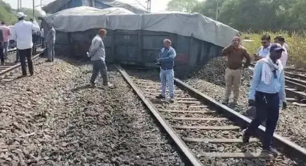 कटनी में कोयला लदी मालगाड़ी के पांच डिब्बे पटरी से उतरे, रेल लाइन क्षतिग्रस्त; कई ट्रेनें प्रभावित