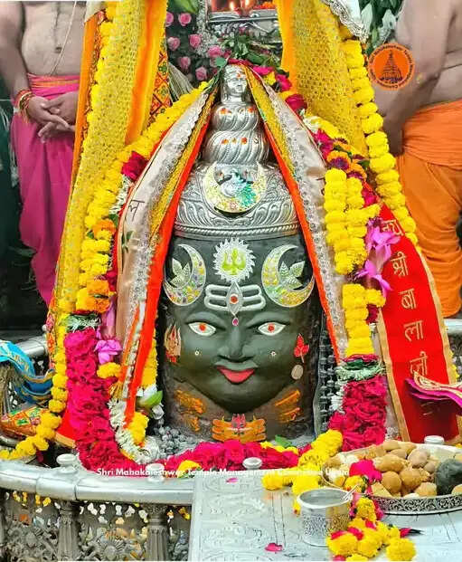 उज्जैनः भस्म आरती में बाबा महाकाल का रजत चंद्र-त्रिशूल और त्रिपुंड से हुआ राजा स्वरूप शृंगार