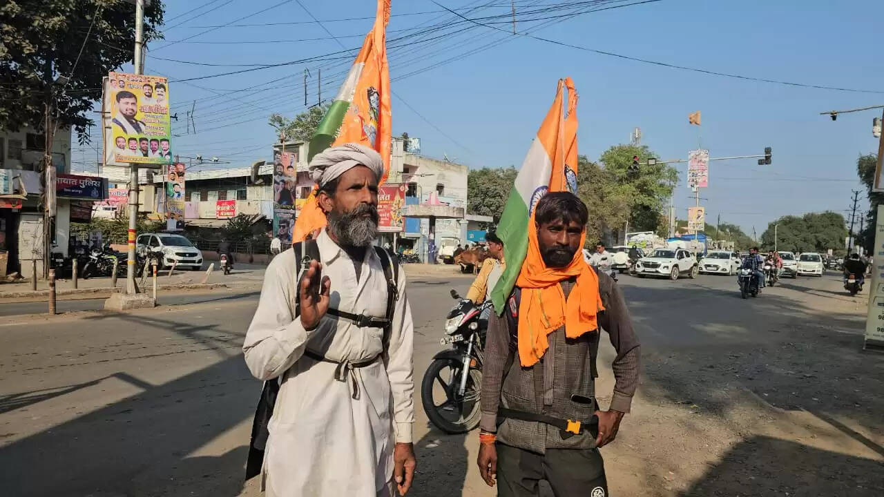 समाजसेवी अपनी स्कूटी से पहुंचे शाजापुर, लोगों को दिया स्वच्छता का संदेश