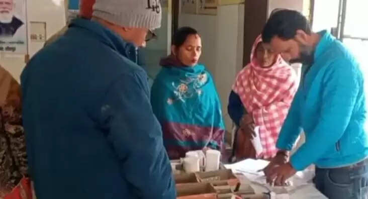 जन आरोग्य मेले में लापरवाही, सफाई कर्मी ने वितरित की दवाई