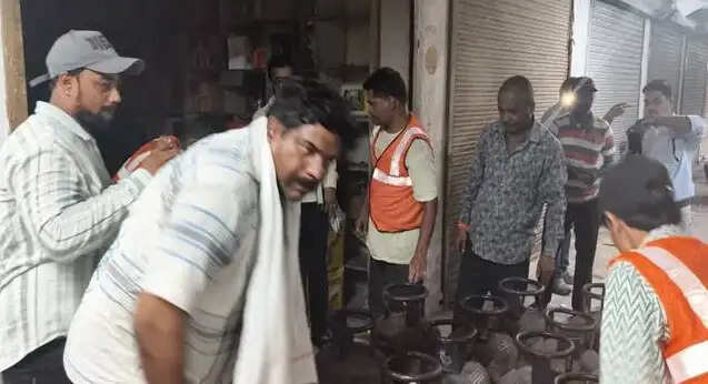इंदौरः जिला प्रशासन की बड़ी कार्रवाई, अवैध रूप से संग्रहित 25 गैस सिलेंडर जप्त