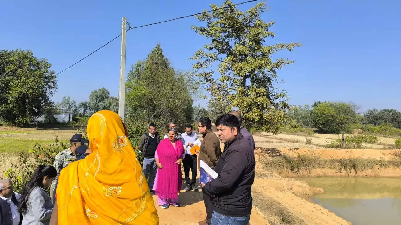 अनूपपुर: संभागायुक्त एवं कलेक्टर ने किया हितग्राही के खेत तालाब का निरीक्षण