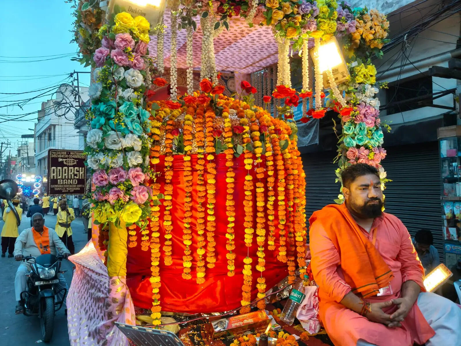 श्री बालाजी सेवा समिति ने मनमोहक झांकियों संग निकाली विशाल शोभायात्रा