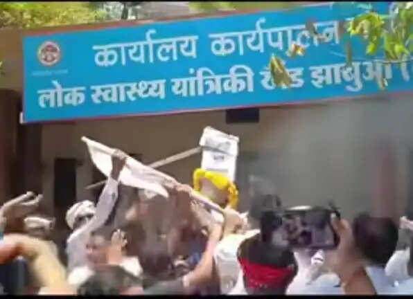 झाबुआ: हैंडपंप की शवयात्रा में महिलाएं भी हुई शामिल, जल समस्या के संदर्भ में मटकी फोड़ कर जताया विरोध