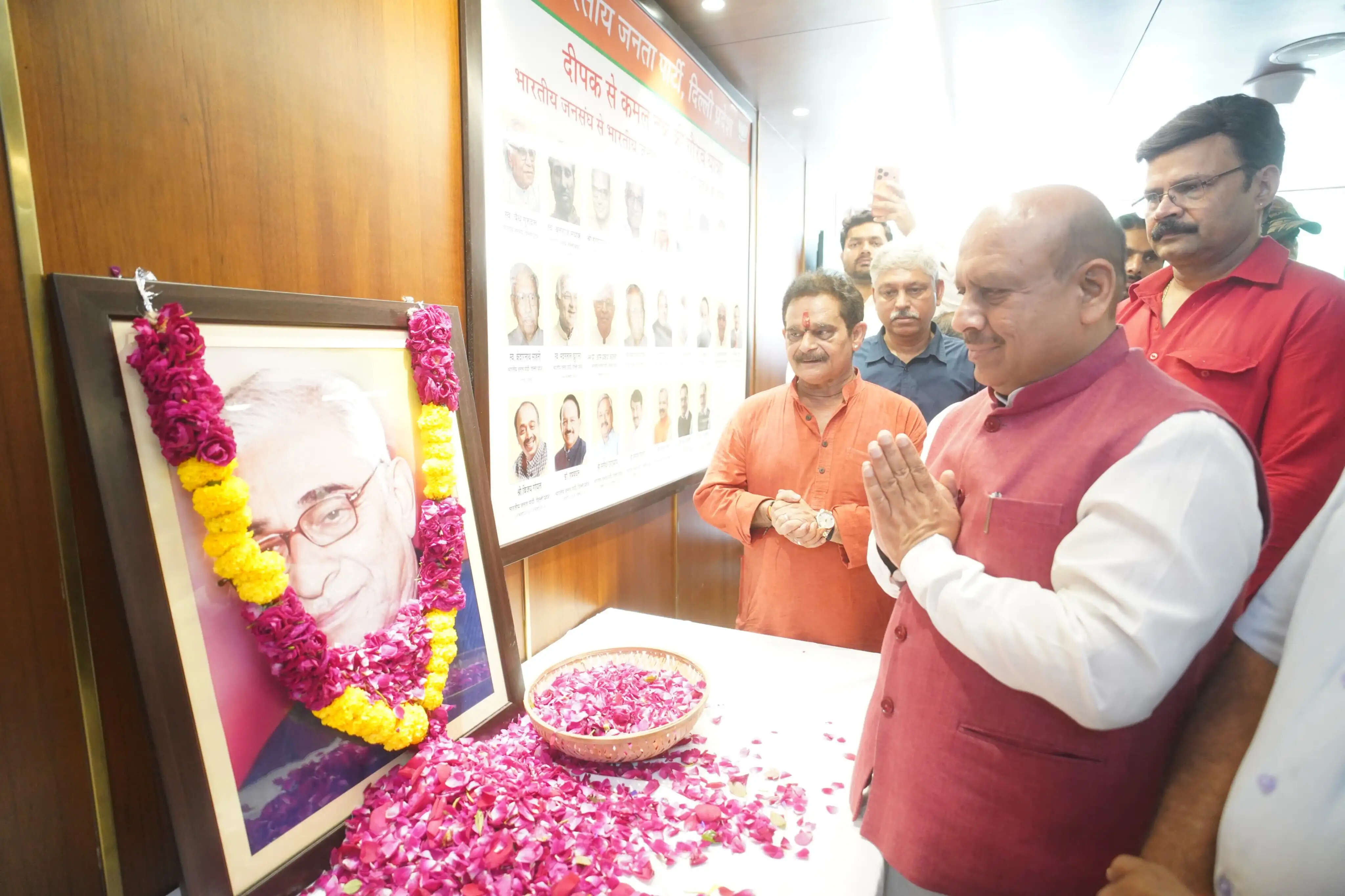 दिल्ली भाजपा के पूर्व अध्यक्ष कोहली को पार्टी नेताओं ने पुष्पांजलि अर्पित की
