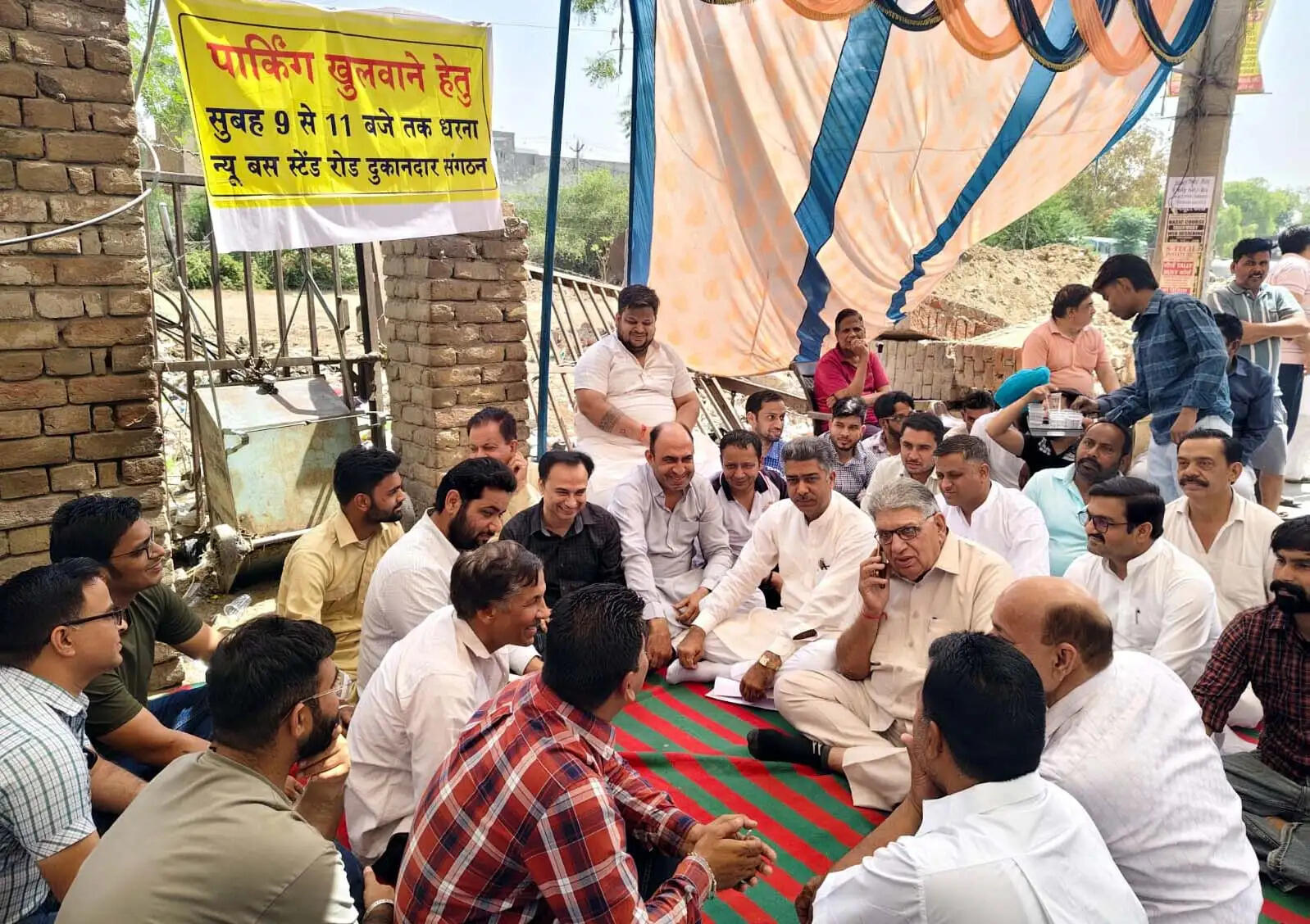 डबवाली में बंद पड़ी पार्किंग शुरू करवाने की मांग पर दुकानदारों ने दिया धरना